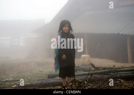 Enfants Hmong debout dans la brume des montagnes, SAPA Vietnam Banque D'Images