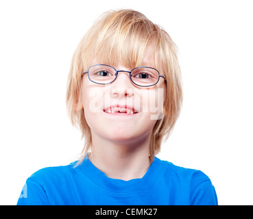 Portrait d'un garçon avec des lunettes montrant ses premières dents de lait manquantes Banque D'Images