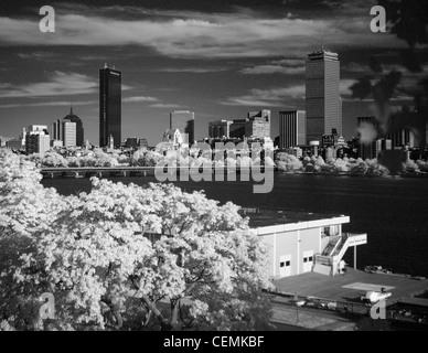 Pierce du MIT de Boston, Charles River, Prudential Building, Hancock Tower, et de Harvard/mass ave bridge, en noir et blanc/infrarouge Banque D'Images