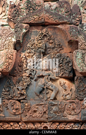 Dieu Shiva avec plusieurs armoiries représentées sur l'Est de l'enceinte intérieure gopura wall, temple de Banteay Srei, Angkor, Cambodge Banque D'Images