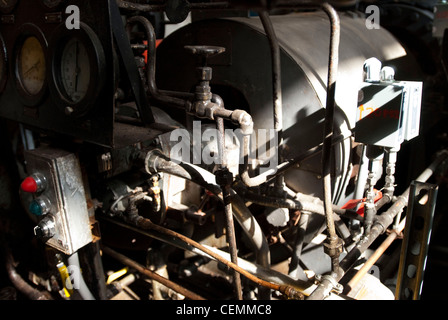 À l'intérieur de la centrale de cogénération du mit, une zone densément-emballés dédale de tuyaux et équipements lourds qui comprend la turbine à gaz turbine de combustion groupe électrogène, un moyen efficace de production d'énergie électrique et thermique pour alimenter le campus du mit tout en améliorant l'efficacité énergétique de 18  % et de réduire les émissions de 45 % par rapport à la technologie précédente. Banque D'Images