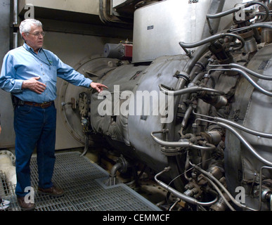 À l'intérieur de la centrale de cogénération du mit, une zone densément-emballés dédale de tuyaux et équipements lourds qui comprend la turbine à gaz turbine de combustion groupe électrogène, un moyen efficace de production d'énergie électrique et thermique pour alimenter le campus du mit tout en améliorant l'efficacité énergétique de 18  % et de réduire les émissions de 45 % par rapport à la technologie précédente. Banque D'Images