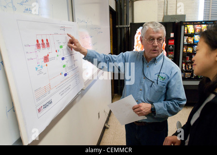 À l'intérieur de la centrale de cogénération du mit, une zone densément-emballés dédale de tuyaux et équipements lourds qui comprend la turbine à gaz turbine de combustion groupe électrogène, un moyen efficace de production d'énergie électrique et thermique pour alimenter le campus du mit tout en améliorant l'efficacité énergétique de 18  % et de réduire les émissions de 45 % par rapport à la technologie précédente. Banque D'Images