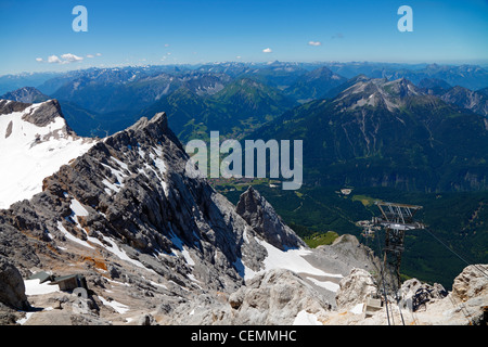 Vue panoramique en Autriche depuis le sommet de la Zugspitze, Wettersteingebirge, Bavière, Allemagne. Banque D'Images