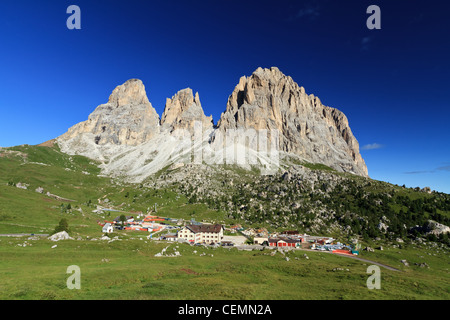 Paysage d'été de mont Sassolungo et Sella pass, Dolomites italiennes Banque D'Images