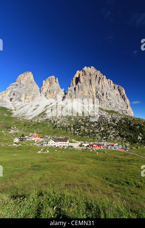 Vue d'été de Sassolungo mountain et Sella pass, Dolomites italiennes Banque D'Images