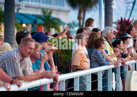 Les gens sur le port de Key West en regardant le coucher du soleil Banque D'Images