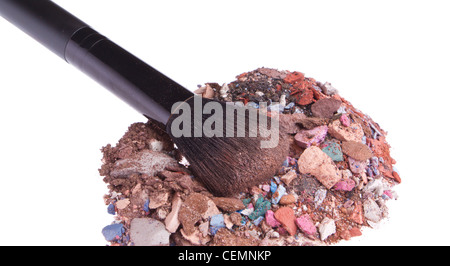 Ombres à paupières mixte avec brosse isolé sur fond blanc Banque D'Images
