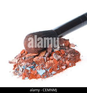Ombres à paupières mixte avec brosse isolé sur fond blanc Banque D'Images