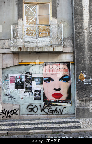 'Rendez-vous' Vegan graffiti, avec un style pop art poster (rouge lèvres) sur vieux mur dans le centre de Lisbonne, Portugal Banque D'Images