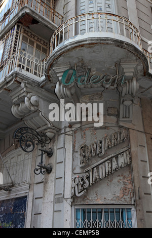 Lettrage néon cassé en dehors de l'abandon de l'art déco cinéma Odéon dans le centre de Lisbonne, Portugal Banque D'Images