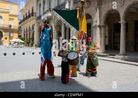 La Havane : troupe de musique de carnaval / Plaza Vieja Banque D'Images