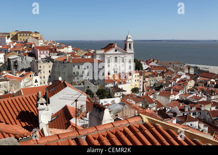 Vue sur les toits de tuiles rouges de la rivière Tejo, Lisboa à Lisbonne, Portugal, Europe Banque D'Images