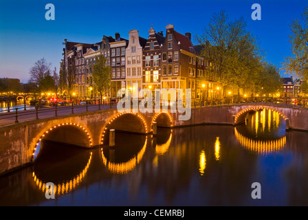 Plus de ponts illuminés le Keizersgracht et canaux de Leidsestraat Amsterdam Hollande Pays-bas eu Europe Banque D'Images