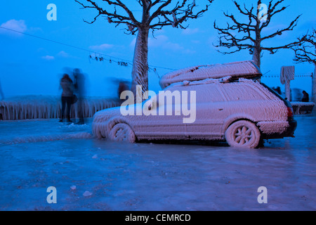 Une voiture coincée dans la glace Banque D'Images