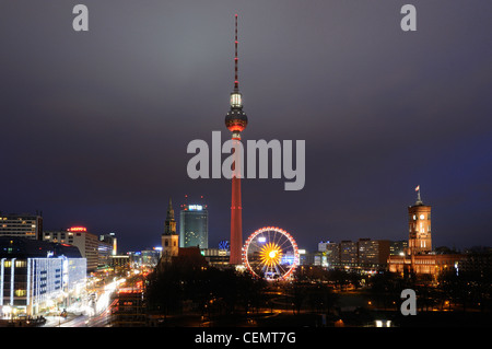 Toits de Berlin avec la tour de télévision, marché de Noël, l'église Marienkirche, le Park Inn Hotel, l'Hôtel de ville rouge, Berlin, Germany, Europe Banque D'Images