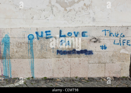 L'un 'Love', 'Thug Life', bleu fait des graffitis sur un mur de Lisbonne, Portugal, capitale européenne. Banque D'Images