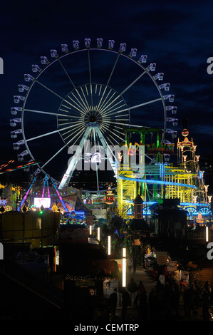 Marché de Noël de foire, grande roue au centre commercial Alexa, la place Alexanderplatz, Mitte, Berlin, Germany, Europe Banque D'Images