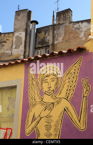 Graffiti de style médiéval ange sur vieux mur dans le centre de Lisbonne, Portugal Banque D'Images