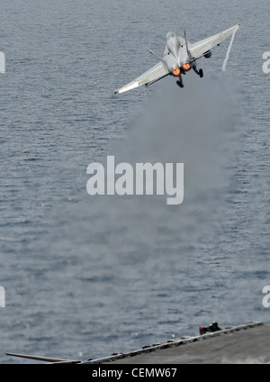 MER D'ARABIE (fév 16, 2012) un Hornet F/A-18C affecté aux Blue Blasters of Strike Fighter Squadron (VFA) 34 à partir du pont de vol du porte-avions USS Abraham Lincoln de la classe Nimitz (CVN 72). Abraham Lincoln est déployé dans la zone de responsabilité de la 5e flotte américaine, en effectuant des opérations de sécurité maritime, des efforts de coopération en matière de sécurité dans les théâtres et des missions de soutien dans le cadre de l'opération Enduring Freedom. Banque D'Images