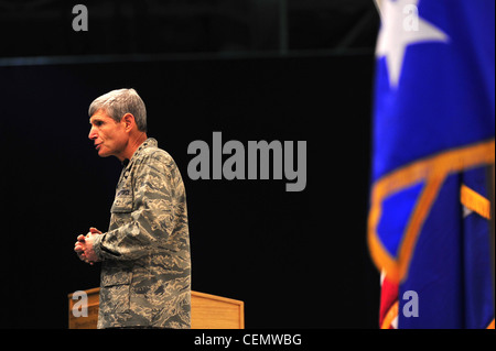 Le général Norton Schwartz, chef d'état-major de la Force aérienne, parle aux aviateurs le 16 février 2012, lors d'un appel d'aviateurs à la base conjointe Elmendorf-Richardson, en Alaska. Schwartz a parlé de sa vision pour la Force aérienne et a répondu aux questions des aviateurs. Banque D'Images