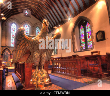 All Saints Church Thelwall, Warrington, Cheshire England UK United Kingdom. La religion anglicane Brass eagle vitraux lutrin Banque D'Images