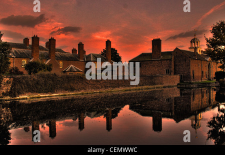 Dunham Massey NT au crépuscule avec un ciel coucher de soleil rouge c'est le Trust National près de Altrincham, England UK. Son un château et jardin Banque D'Images