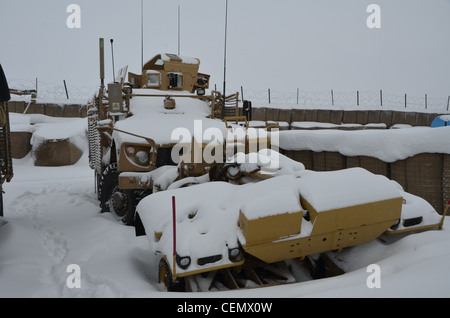 Une équipe de développement de l'agribusiness zaboul résistante mine protected véhicule tout-terrain avec rouleau antimines est couverte après une autre nuit de neige lourde à la base d'opérations avancée bullard, Shah Joy, en Afghanistan. Banque D'Images