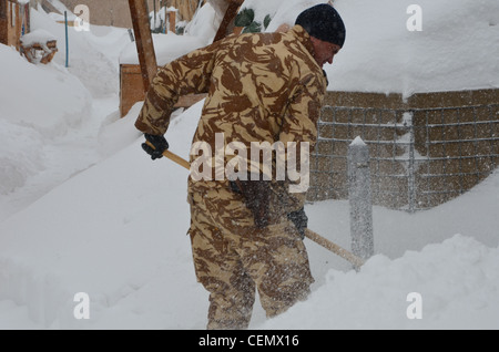 Un soldat du 280e bataillon d'infanterie mécanisée des pelles après une autre nuit de neige lourde à la base d'opérations avancée bullard, Shah Joy, en Afghanistan. Banque D'Images