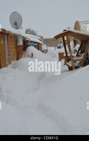 La neige est haute empilée après plusieurs jours de neige sur la base d'opération avancée Bullard, Shah Joy, en Afghanistan. Banque D'Images