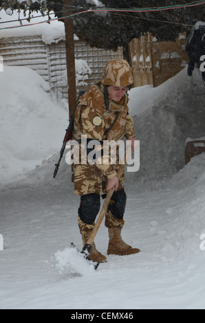 Un soldat roumain avec le 280e bataillon d'infanterie mécanisée des pelles après une autre nuit de fortes chutes de neige à la base d'opérations avancée bullard, Shah Joy, en Afghanistan. Banque D'Images