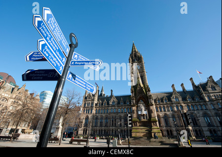 Un signe d'information touristique à Albert Square / Hôtel de ville dans le centre-ville de Manchester sur un ciel bleu clair jour. Banque D'Images