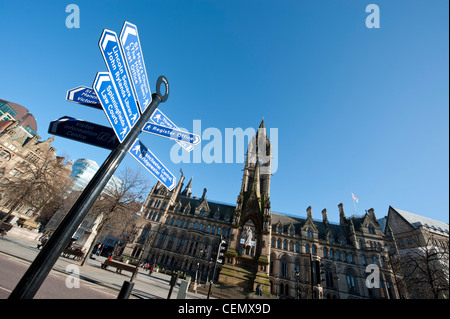 Un signe d'information touristique à Albert Square / Hôtel de ville dans le centre-ville de Manchester sur un ciel bleu clair jour. Banque D'Images