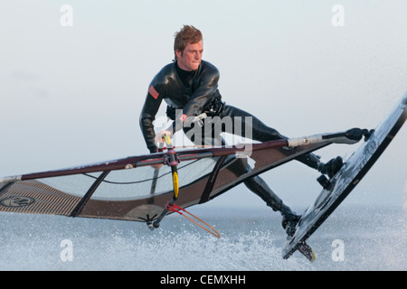 Windsurfer en vol wind surf mer action dynamique spay fly Banque D'Images