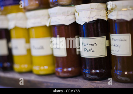 Les conserves maison à vendre à village shop Weobley Herefordshire Angleterre UK Banque D'Images