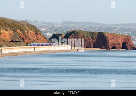 First Great Western TVH train passe Langstone rocher sur le mur entre la mer et Dawlish Dawlish Warren Banque D'Images