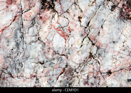 Un bloc de quartz noir et gravé avec nervures rouges. Banque D'Images