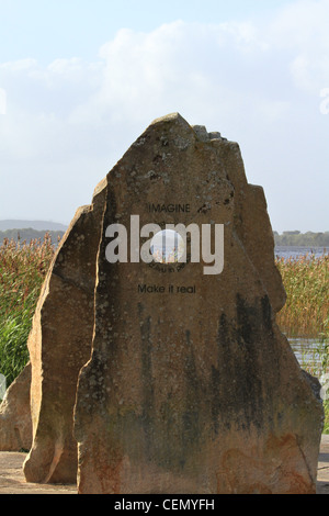 "Imaginez une île" - sculpture en grès par Louise Walsh à Lough MacNean Upper, près de Blacklion, Irlande. Usage éditorial uniquement. Banque D'Images