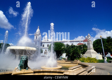 Plaza de Las Delicias est le foyer de la célèbre fontaine aux Lions et la cathédrale de Ponce (arrière) dans le centre-ville de Ponce sur l'île de Porto Rico. Banque D'Images