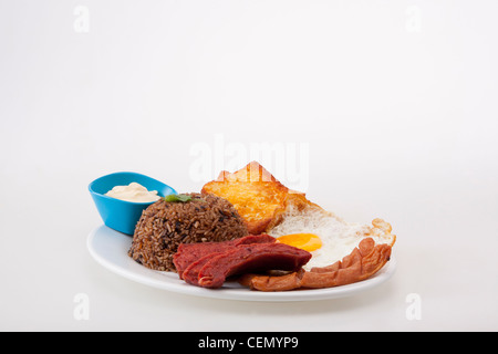 Un petit-déjeuner typique du Costa Rica y compris gallo pinto, oeufs, viande, pain frit et la salsa. Banque D'Images