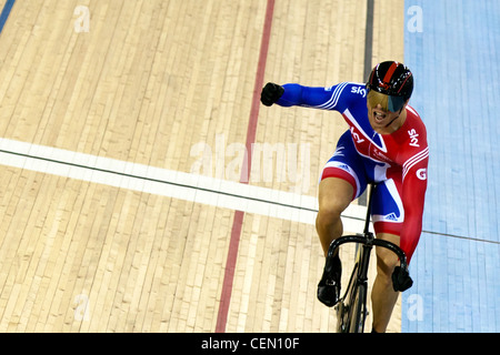 Sir Chris Hoy remportant la finale Sprint de Coupe du Monde de Cyclisme sur Piste UCI 2012 partie de la série de Londres se prépare pour les Jeux Olympiques de 2012 Banque D'Images