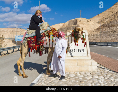 Des promenades touristiques un chameau à l''mer' Niveau 1 marqueur sur l'autoroute, la route menant de Jérusalem vers le désert en Israël. Banque D'Images