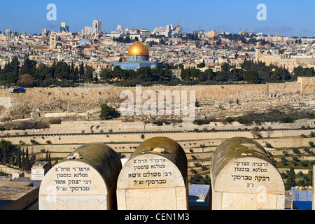 Une vue de pierres tombales juives à l'extérieur, vers la vieille ville de Jérusalem, de la montagne des Oliviers. Banque D'Images