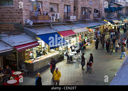 Crépuscule dans marché Mahane Yehuda à Jérusalem, Israël Banque D'Images