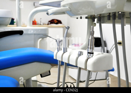 Gros plan à l'intérieur d'une clinique dentaire montrant la présidence et une partie des outils Banque D'Images