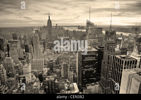 New York noir et blanc avec les gratte-ciel au coucher du soleil. Banque D'Images