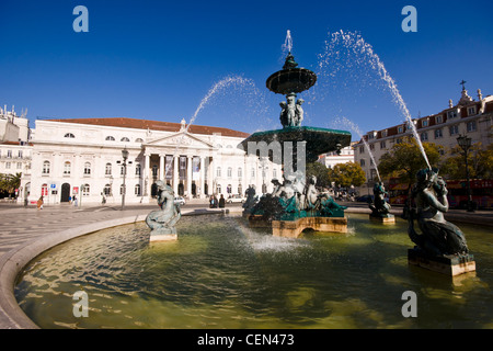 Fontaine et Théâtre National de la Praça de Dom Pedro IV (place Rossio), Lisbonne, Portugal. Banque D'Images