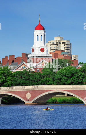 John W. Semaines Bridge et la tour de l'horloge sur Charles River dans l'Université de Harvard à Boston campus d'arbres, de bateaux et de ciel bleu. Banque D'Images