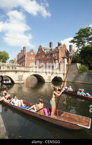 L'Angleterre, Cambridge, Cambridgeshire, barques sur la rivière Cam à Saint John's College à l'arrière-plan Banque D'Images