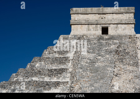 Gros plan d'une section d'El Castillo, Chichen Itza, Yucatán, Mexique. Banque D'Images